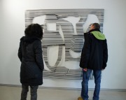 Ausstellungsbesucher vor Testbild, 2013, PVC, permanent Marker, 182 x 200 cm