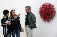 Künstlerin Mirja Wellmann im Dialog mit Besuchern