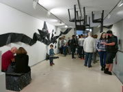 Blick in das Künstlercafé, gestaltet von Schülerinnen und Schülern der Jahrgangsstufe 9, Kunstprofil des Heinrich-Heine-Gymnasiums