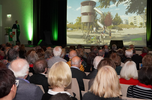 Besucherinnen und Besucher sehen sich auf einer großen Leinwand den Imagefilm der Stadt Ostfildern an.