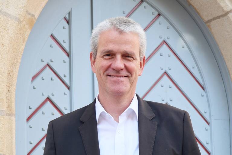 Oberbürgermeister Christof Bolay Oberbürgermeister Christof Bolay steht vor dem Propsteigebäude und lächelt in die Kamera
