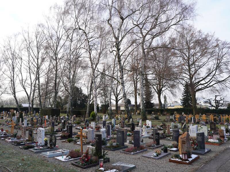 Blick auf einen Teil des Nellinger Friedhofs