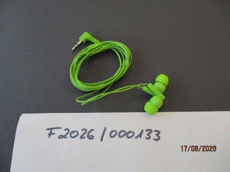 Neongrüne In-Ear-Kopfhörer mit Kabel liegen auf einem dunklen Hintergrund. Die Bezeichnung F2026 000133 ist zu lesen.