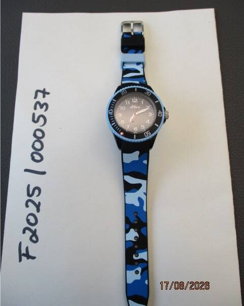 Eine Armbanduhr mit blau-schwarzem tarnfarbenem Armband liegt auf einem weißen Blatt Papier, auf dem handschriftlich "F2025 | 000537" notiert ist; das Foto ist mit dem Datum 17/08/2026 versehen. KI-BildBeschreiber