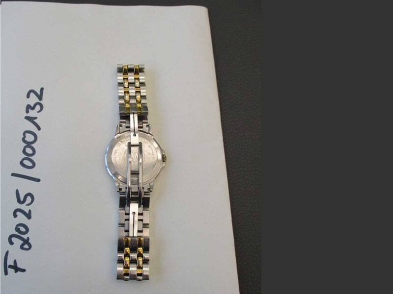 Rückseite einer Armbanduhr mit gold/silbernem Gliederkettenarmband