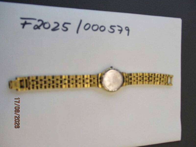 Rückseite einer Armbanduhr mit goldenem Gliederkettenband