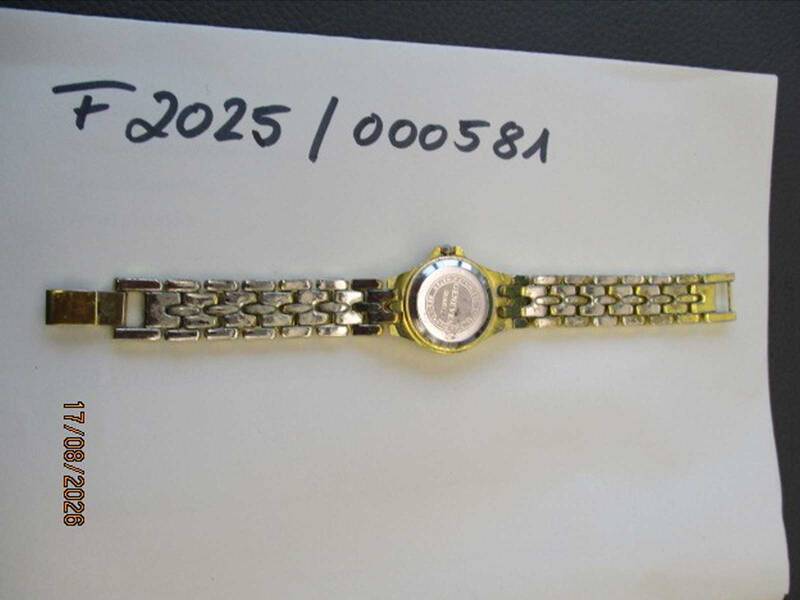 Rückseite einer goldenen Armbanduhr