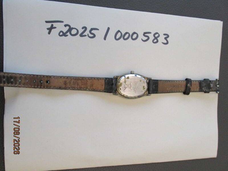 Rückseite einer Armbanduhr mit einem schwarzen Lederarmband