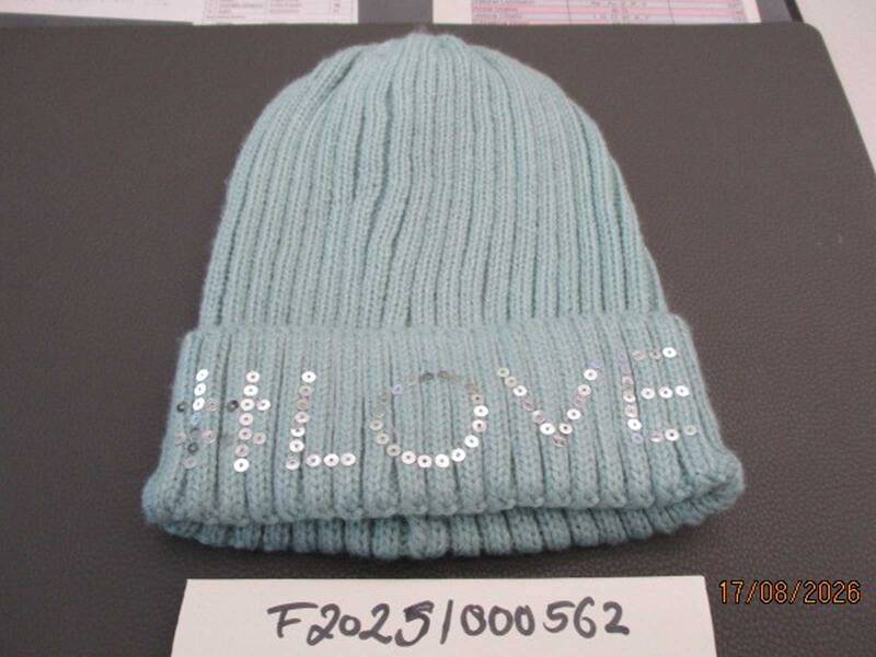 Eine Mintfarbene Strickmütze auf der mit silbernen Pailletten #LOVE geschrieben steht