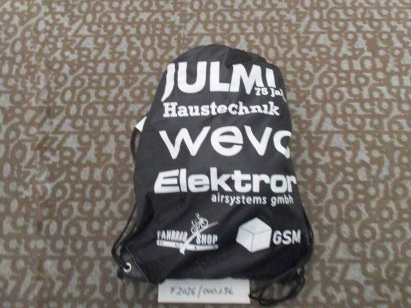 Ein schwarzer Sportbeutel mit verschiedenen Logos von Unternehmen
