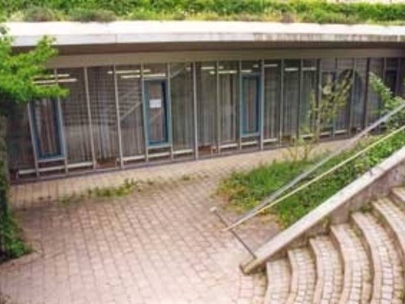 Blick auf die große Fensterfront des Stadtarchivs. Rechts ist die Treppe zu erkennen, die zum Klosterhof führt. 