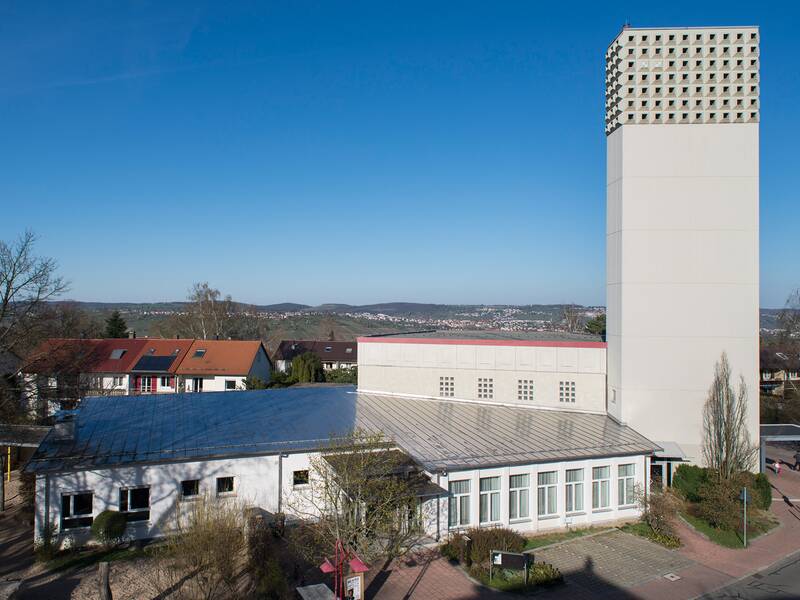 Rechts im Bild ist der markante Kirchturm zu sehen