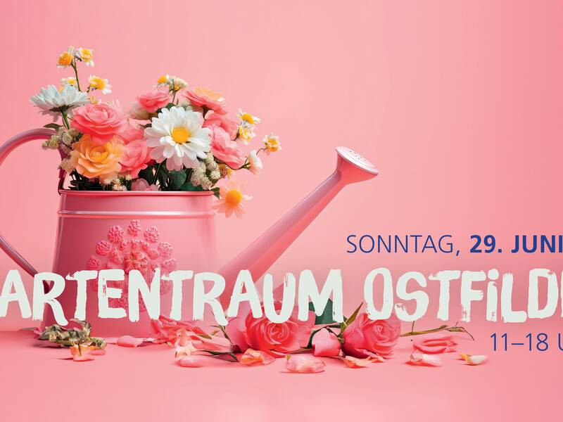 Das Bild zeigt eine rosa Gießkanne, die mit bunten Blumen gefüllt ist, auf einem rosa Hintergrund, mit den Worten "Gartentraum Ostfildern, Sonntag, 29. Juni 2025, 11–18 Uhr" daneben.