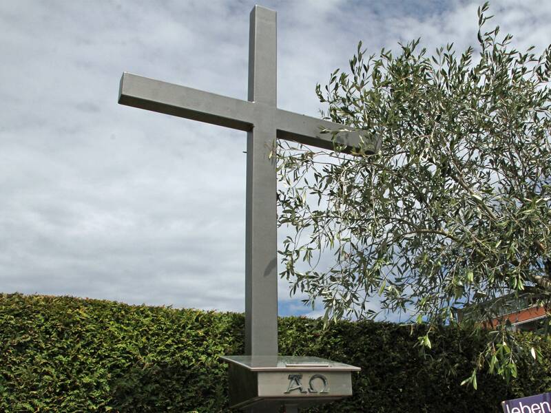Ein großes Kreuz steht im Bibelgarten im Scharnhauser Park