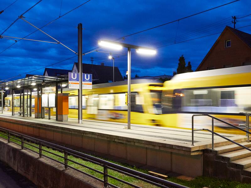 Eine Stadtbahn fährt bei Dämmerung in die Stadtbahn-Haltestelle Nellingen ein.