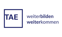 Das Bild zeigt das Logo mit den Buchstaben "TAE" in einem blauen Quadrat und den Worten "weiterbilden weiterkommen" daneben.