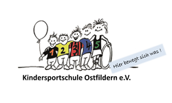 Fünf cartoonartige Kinder stehen in einer Reihe, nummeriert von eins bis fünf, wobei das fünfte Kind einen Hula Hoop Reifen in der Hand hält, über der Aufschrift „Kindersportschule Ostfildern e.V.“ und dem Satz „Hier bewegt sich was!“.