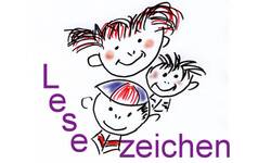 Drei fröhliche, skizzierte Kinder mit roten Akzenten im Haar sind um das Wort "Lesezeichen" gruppiert, das vertikal und horizontal in lila Buchstaben geschrieben ist.