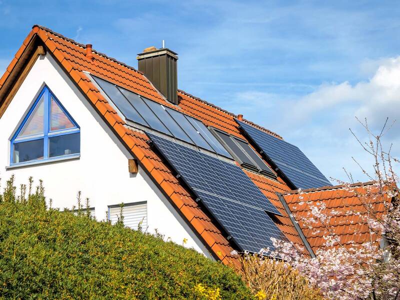 Modernisiertes Haus mit Photovoltaik