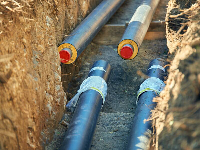 Wärmeleitungen auf einer Baustelle