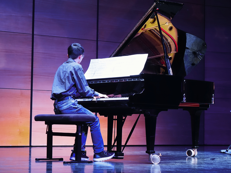 Ein Schüler aus der Begabtenklasse spielt am Klavier