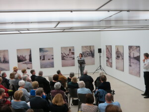 Galerieleiterin Holle Nann während der Einführung