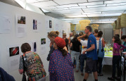 Besucher des kunstvermittelnden Projektes in Anlehnung an die Ausstellung von Nicolai Rapp,  im Foyer der Galerie