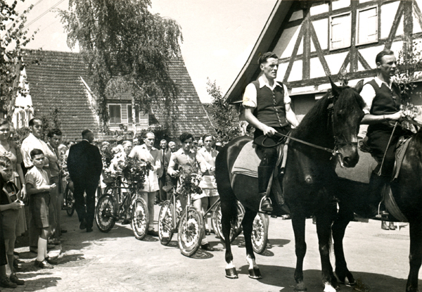 Scharnhausen Festumzug Radfahrer 1950er-Jahre
