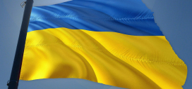 Eine ukrainische Flagge weht im Wind