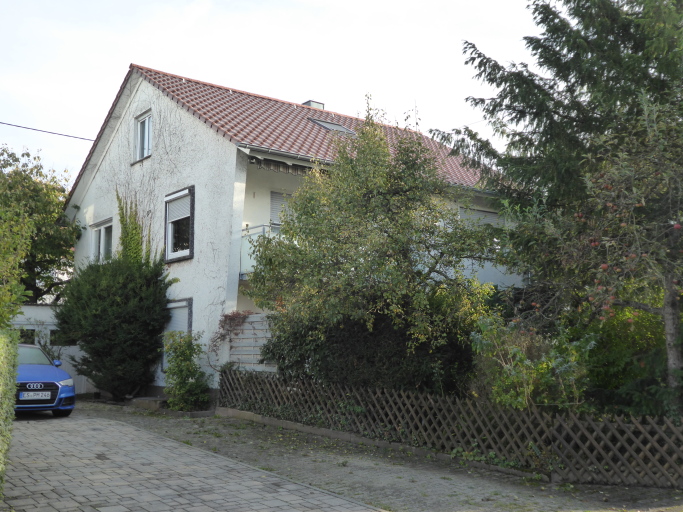 Blick über den Hof zum Haus hin.