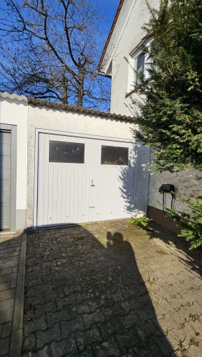 Die Garage mit Einfahrt