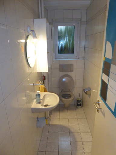 Das WC im Erdgeschoss verfügt über ein Fenster