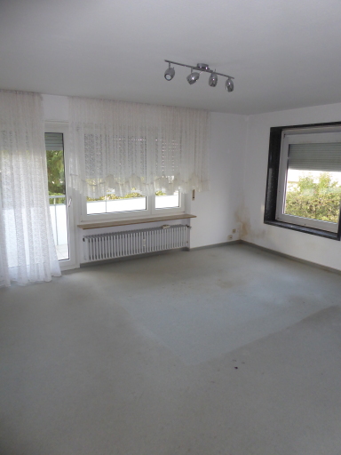 Das helle Wohnzimmer im ersten Obergeschoss mit Balkon