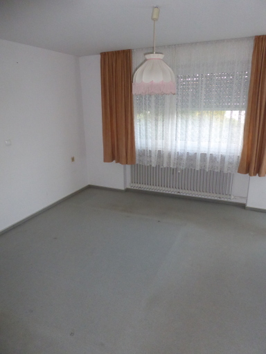 Das Schlafzimmer im ersten Obergeschoss verfügt über ein großes Fenster