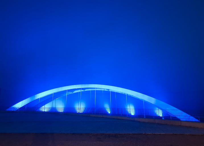 Brücke im Scharnhauser Park, die blau beleuchtet ist.
