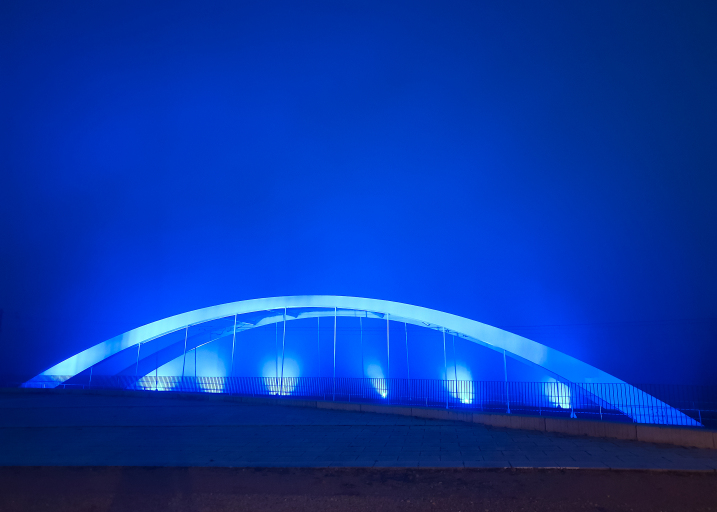 Brücke im Scharnhauser Park, die blau beleuchtet ist.
