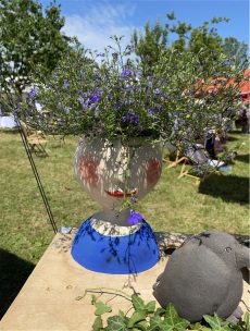 Übertopf aus Ton in Form eines Frauen Kopfes mit Pflanze von Gerda Klein