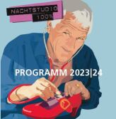 Titelbild des Flyers 2023-2024, Kabarettist Josef Brustmann hält ein Stethoskop an einen Schuh