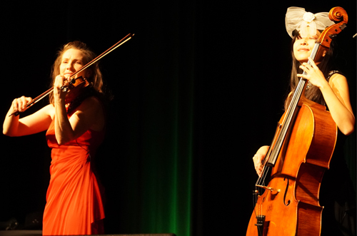 Zwei Musikerinnen spielen auf Violine und Cello.