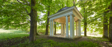 Der Amortempel in Scharnhausen umgeben von Bäumen