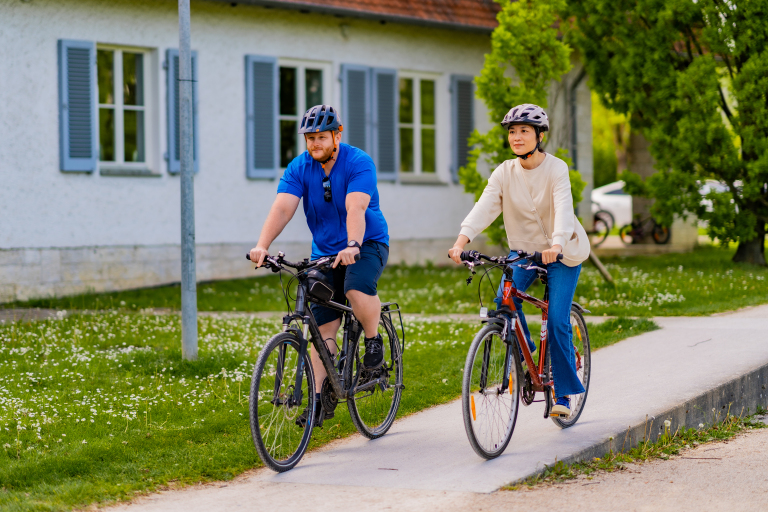 Ein Mann und eine Frau auf einem Fahrrad. 
