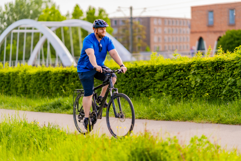 Ein Mann auf einem Fahrrad. 
