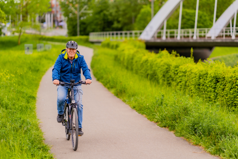 Ein Mann auf einem Fahrrad. 