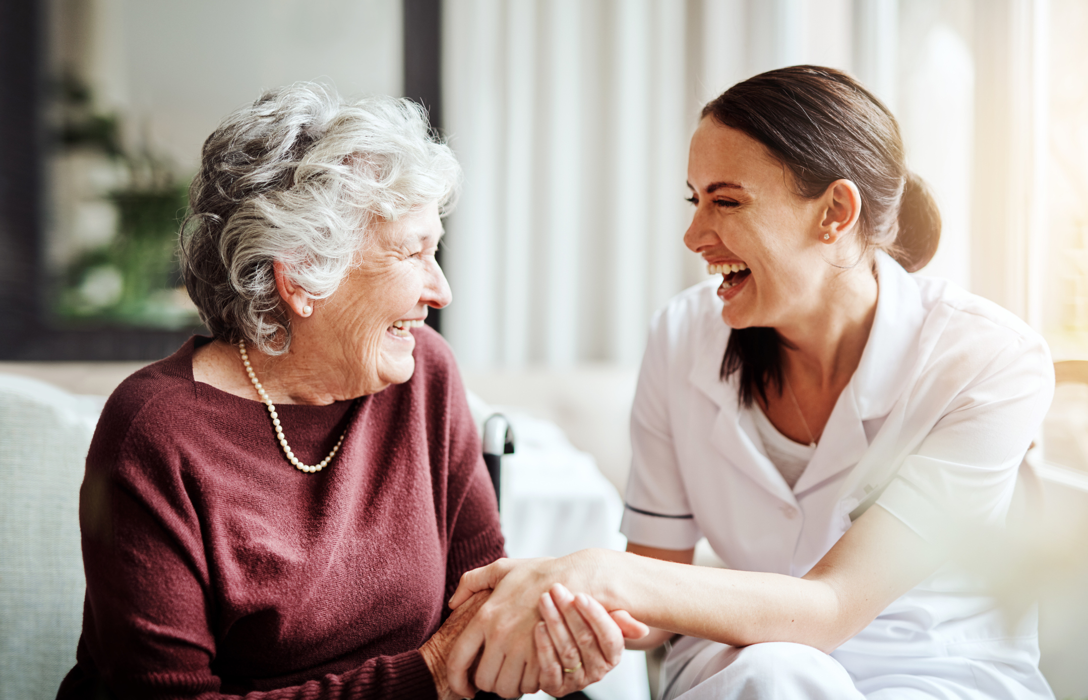 Pflegesituation Seniorin und Pflegekraft