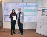 limaschutzmanagerin Daniela Weisbarth nimmt die Urkunde von Edgar Maihöfer, Amtsleiter für ÖPNV und Mobilität im Esslinger Landratsamt, entgegen.